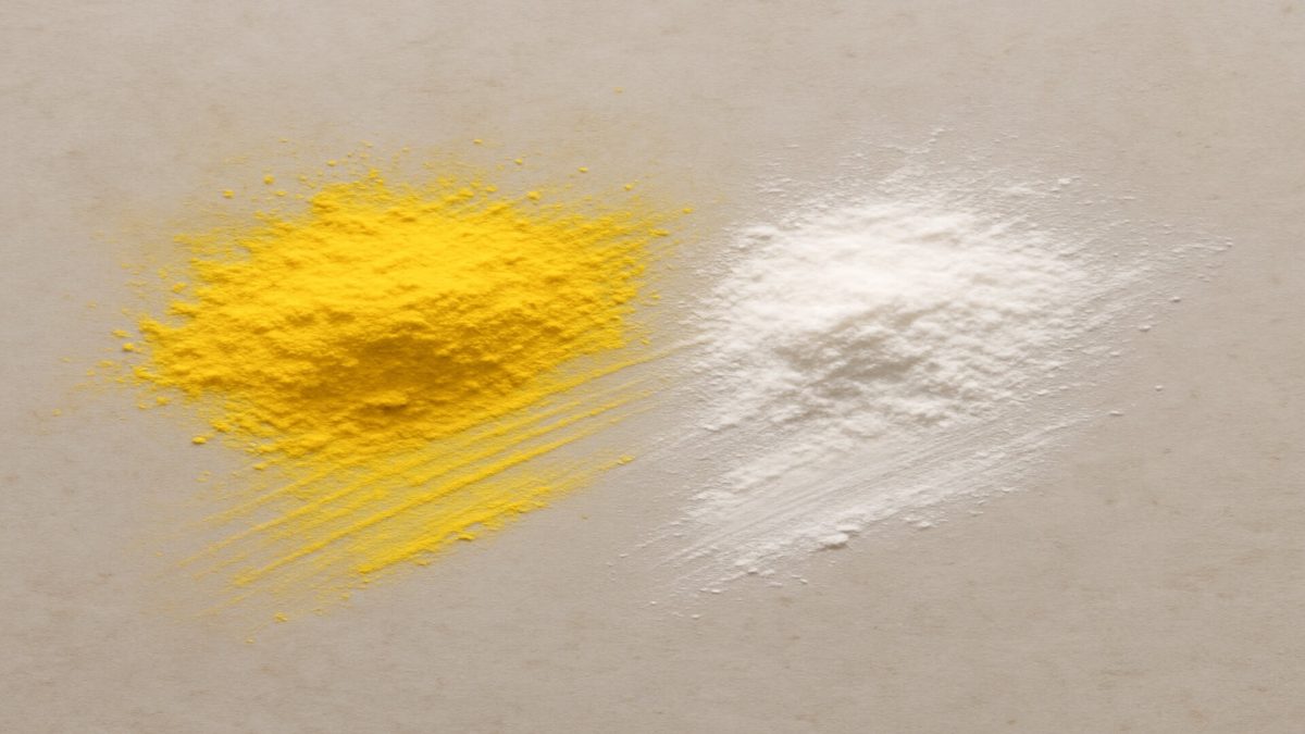 Pure tretinoin and pure hydroquinone on neutral palette