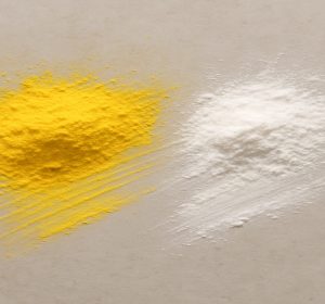 Pure tretinoin and pure hydroquinone on neutral palette